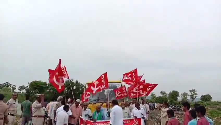 గంపలగూడెం మండలంలోని కట్టలేరుపై హై లెవెల్ బ్రిడ్జిని నిర్మించాలని డిమాండ్ చేస్తూ సీపీఎం ఆధ్వర్యంలో ఆందోళన