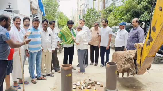 ఇబ్రహీంపట్నం: హయత్ నగర్ డివిజన్‌లోని వస్పరి కాలనీలో పైప్‌లైన్ నిర్మాణ పనులను ప్రారంభించిన కార్పొరేటర్ కళ్లెం నవజీవన్ రెడ్డి