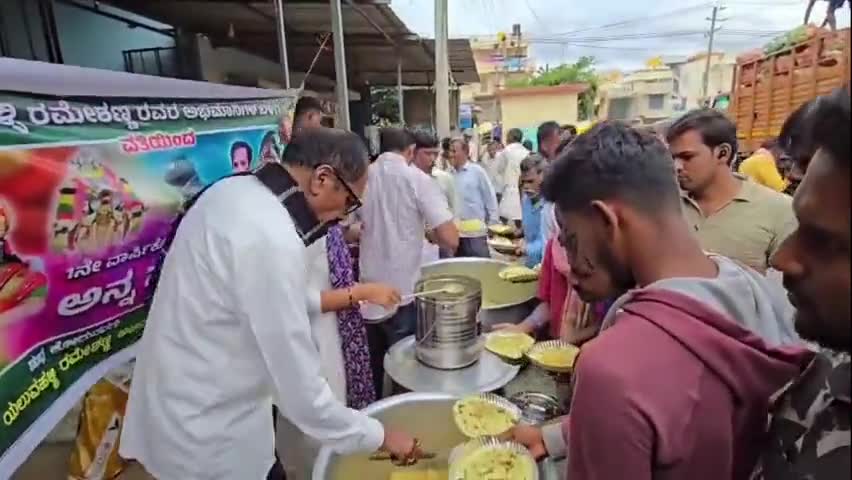 ಚಿಕ್ಕಬಳ್ಳಾಪುರ: ವರ್ಷದಿಂದ ಎಪಿಎಂಸಿ ಮಾರುಕಟ್ಟೆಯಲ್ಲಿ ಅನ್ನಸಂತರ್ಪಣೆ, ಜಿಲ್ಲಾಸ್ಪತ್ರೆಯಲ್ಲೂ ಉಚಿತ ಊಟ ನೀಡಲು ಯಲುವಳ್ಳಿ ರಮೇಶ್ ನಿರ್ಧಾರ