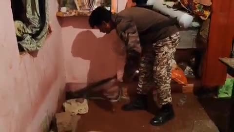 लाडपुरा: शहर के बन्दा गांव में एक घर में घुसा कोबरा सांप, उपमहापौर मीणा और स्नेक केचर ने किया रेस्क्यू