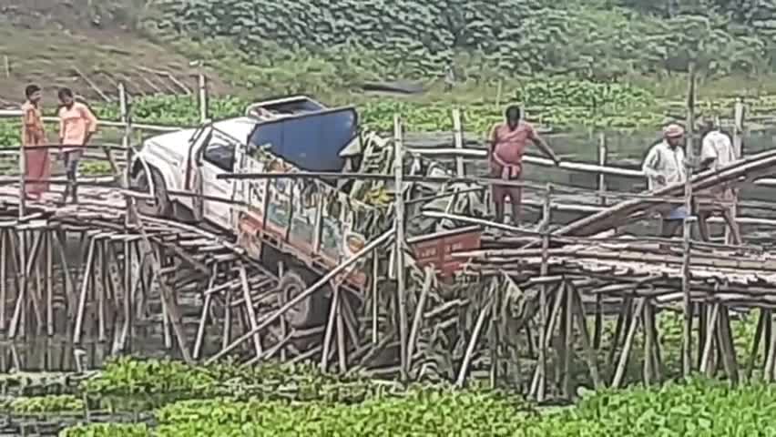 তেহট্ট ১: কুলগাছি ফেরীঘাটে কলা বোঝাই 407 গাড়ি বাঁশের ব্রিজ ভেঙে পড়ল নদীর জলে