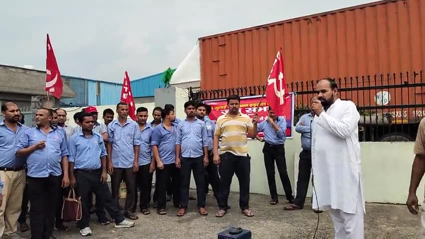 ग्रेटर नोएडा अनमोल इंडस्ट्रीज पर 9 जुलाई हड़ताल की तैयारी में आयोजित जनसभा को संबोधित करते हुए सीटू जिलाध्यक्ष गंगेश्वर दत्त शर्मा ने कहा मजदूरों पर हमला- देश की जनता पर हमला
