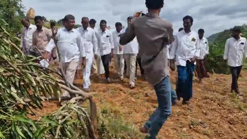 వెంగళం చెరువులో మామిడి రైతు వీరనారప్ప కుటుంభీకులను పరామర్శించిన మాజీ ఎమ్మెల్యే శ్రీధర్ రెడ్డి