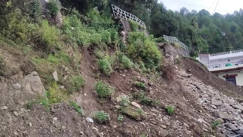 पौड़ी: अस्पताल मोहल्ला से मुख्य विकास अधिकारी आवास जाने वाले रास्ते के क्षतिग्रस्त होने पर स्थानीय लोगों ने जताई नाराज़गी