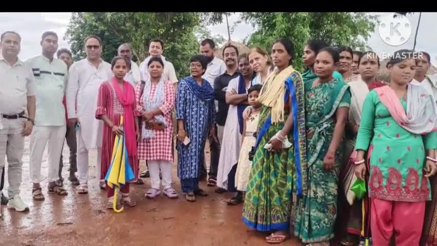 घाघरा: दूसरे प्रदेशों से आए अखिल भारतीय कांग्रेस कमेटी के पदाधिकारियों ने सेरेंगदाग गांव का किया दौरा, लोगों से जानकारी ली