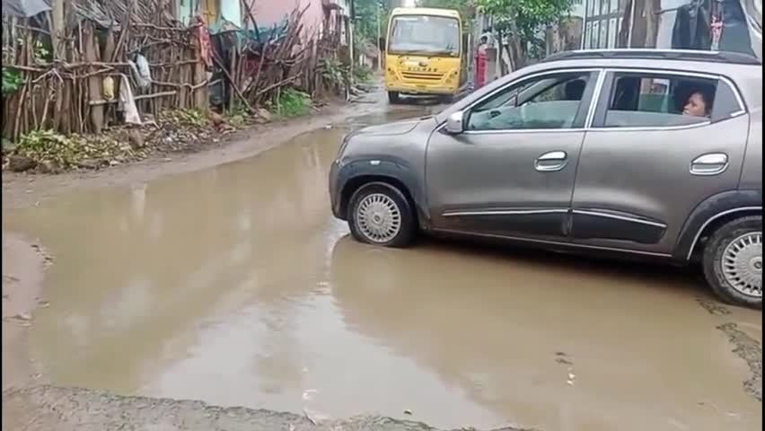 ପରଜଙ୍ଗ: ଜୟପୁରାକାଟେଣୀ ସରକାରୀ ବିଦ୍ୟାଳୟ ସମ୍ମୁଖ ରାସ୍ତାରେ ବର୍ଷା ପାଣି ଯୋଗୁଁ ଯାତାୟତ ବାଧାପ୍ରାପ୍ତ