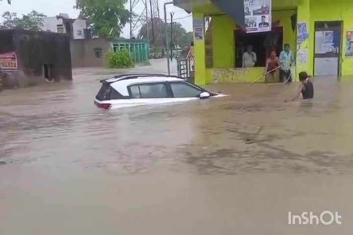 बैराड़: बैराड़ में भारी बारिश के चलते उफान पर नदी-नाले; जोराई गांव में बहती कार का रेस्क्यू जारी, कोटवार तैनात