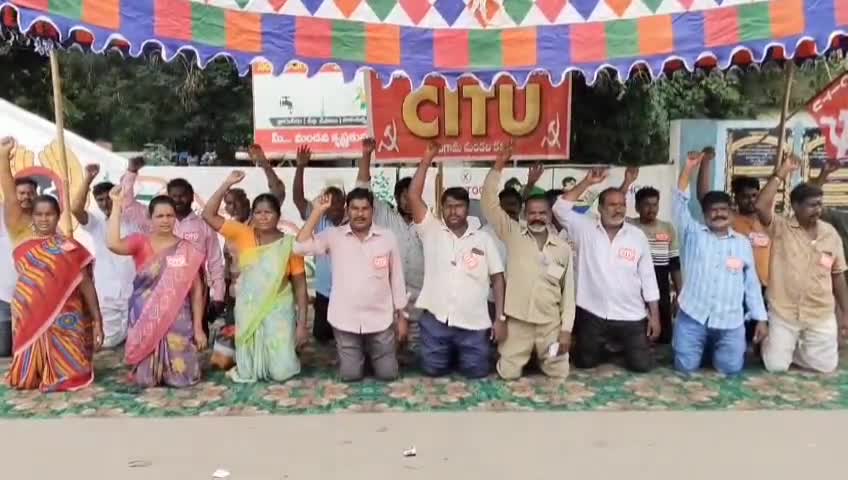 మున్సిపల్ ఇంజనీరింగ్ విభాగంలో పనిచేసే కార్మికుల సమస్యలను పరిష్కరించాలంటూ నందిగామలో మోకాళ్లపై కూర్చొని కార్మికులు నిరసన