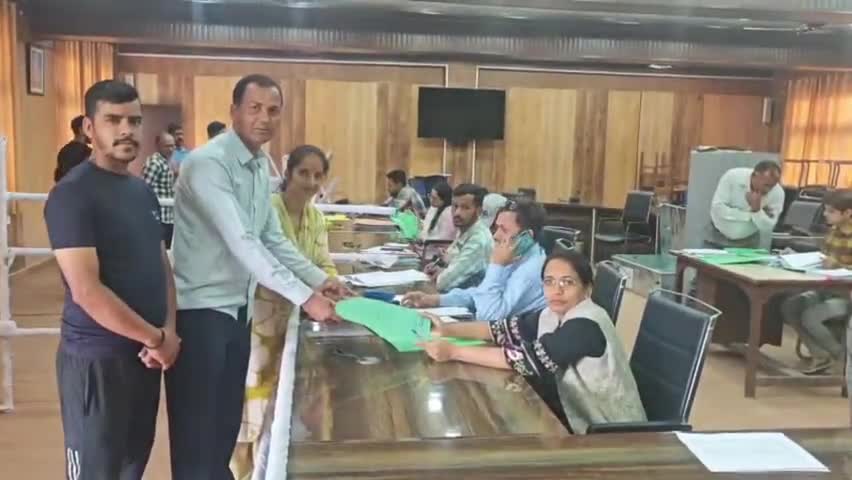 चम्पावत: धूरा सीट से भाजपा पृष्ठभूमि की पूजा भट्ट ने कराया नामांकन, यहां भाजपा ने किसी को नहीं किया है अधिकृत