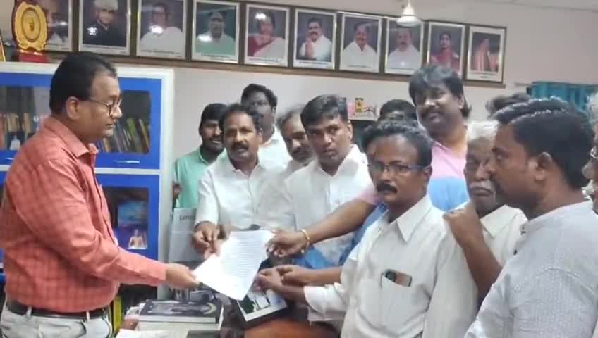 పట్టణంలో క్రైస్తవుల స్మశాన వాటికకు విధించిన ఆంక్షలను నిరసిస్తూ మున్సిపల్ కమిషనర్‌కు వినతిపత్రం సమర్పించిన YCP కార్పొరేటర్లు