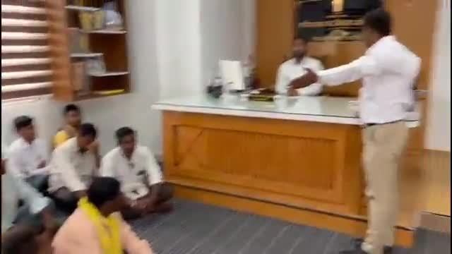 उदगीर: गुडसुर येथील शेतकऱ्यांची गटविकास अधिकारी दालनात ठाण मांडून गोठा शेड बांधणी योजनेचे प्रस्ताव मंजूर करून निधीची मागणी