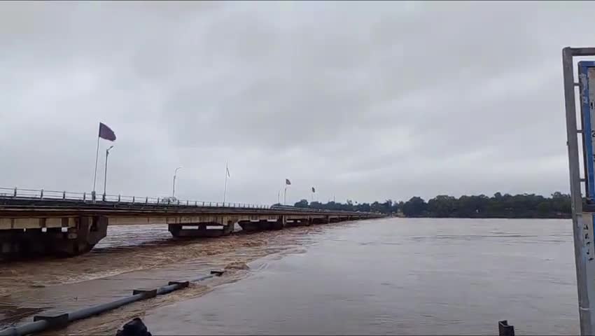 मंडला: मंडला शहर में वार्निंग लेवल से ऊपर बह रहा माँ नर्मदा का जल, लोगों से सावधानी बरतने की अपील
