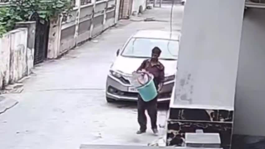 जगाधरी: कृष्णा कॉलोनी में दिनदहाड़े बंद मकान से 2 लड़कों ने की चोरी, सीसीटीवी में कैद हुई घटना