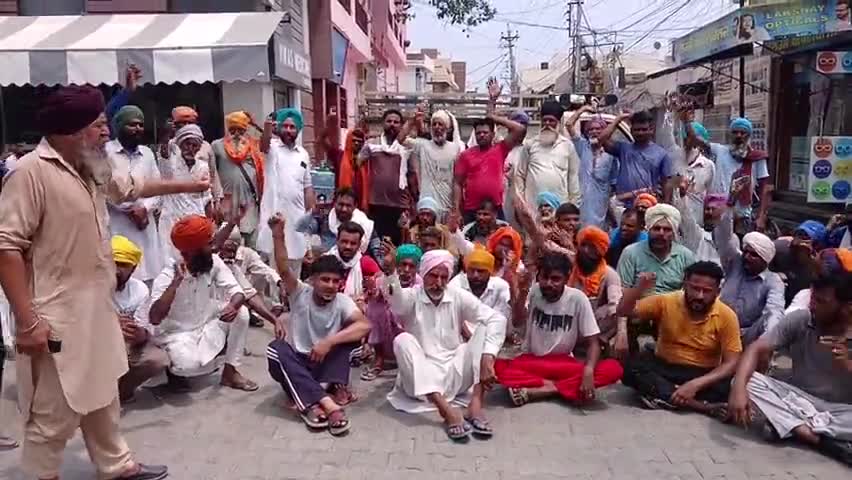 ਮਾਨਸਾ: ਨੌਜਵਾਨ ਦੀ ਖੁਦਕੁਸ਼ੀ ਦੇ ਮਾਮਲੇ ਵਿੱਚ ਮੁਲਜ਼ਮ ਦੀ ਗ੍ਰਿਫਤਾਰੀ ਨੂੰ ਲੈ ਕੇ ਪੀੜਤਾਂ ਨੇ ਲਗਾਇਆ ਸਿਵਲ ਹਸਪਤਾਲ ਮਾਨਸਾ ਅੱਗੇ ਧਰਨਾ
