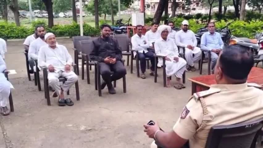 ಬಸವನ ಬಾಗೇವಾಡಿ: ಪಟ್ಟಣದ ಪೊಲೀಸ್ ಠಾಣೆಯಲ್ಲಿ ಹಿಂದೂ-ಮುಸ್ಲಿಂ ಮುಖಂಡರೊಂದಿಗೆ ಮೊಹರಂ ಶಾಂತಿ ಸಭೆ