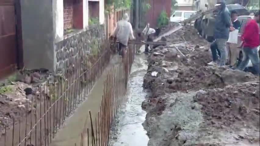सातारा: बुधवार नाका ते गेंडामाळ रस्त्यावर पावसाच्या वाहत्या पाण्यात गटारीचे कॉंक्रिटीकरण, नागरिकांकडून चौकशीची मागणी