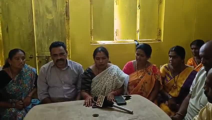 రంపచోడవరం వైసీపీ మాజీ ఎమ్మెల్యే ధనలక్ష్మిపై కూనవరం టీడీపీ మహిళా నాయకుల ఆగ్రహం