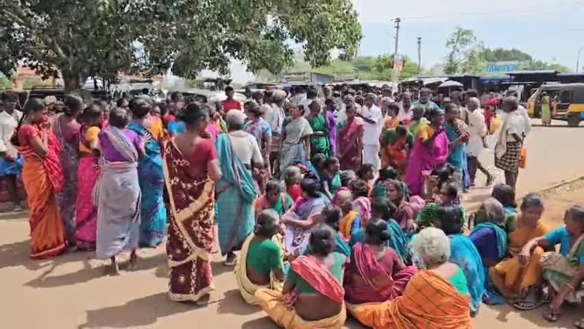 சிவகங்கை: திருவிழா பார்த்துவிட்டு வீடு திரும்பிய கொன்ற கொடூரம் - மருத்துவக் கல்லூரி மருத்துவமனை முன்பு உறவினர்கள் சாலை மறியல்