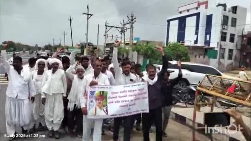 રાધનપુર: હીરાભાઈ જોટવાની થયેલ થયેલી ધરપકડ મામલે પ્રાંત કલેકટર કચેરી ખાતે આહીર સમાજમાં રોષ,રેલી કાઢી આવેદનપત્ર અપાયું