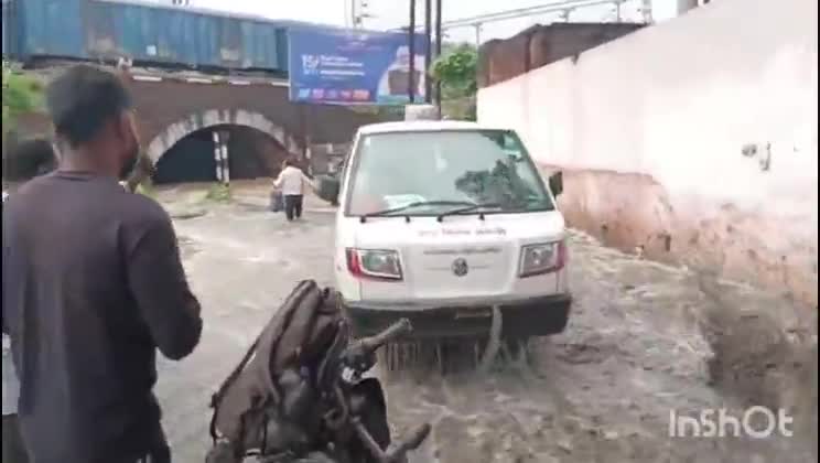 कटनी नगर: गायत्री नगर व मंगल नगर में तेज़ बारिश से रेलवे पुलिया में हुआ जल भराव; चौधरी मोहल्ले में भी घुसा पानी, लोग हुए परेशान