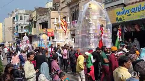 સંતરામપુર: હુસેની ચોક મોહરમ નિમિત્તે સંતરામપુરમાં શાંતિપૂર્વક માહોલમાં તાજીયા ઝુલુસ કઢાયો