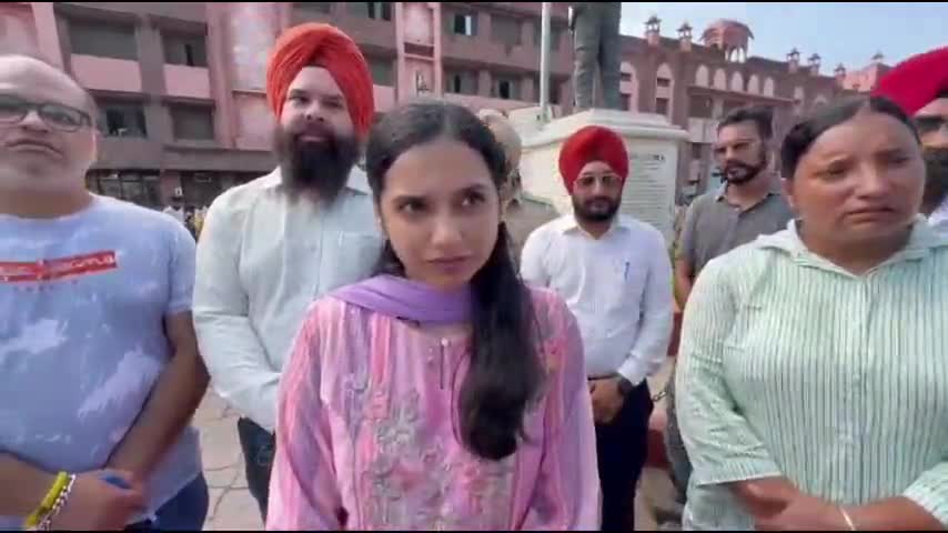 ਅੰਮ੍ਰਿਤਸਰ 2: ਸ਼੍ਰੀ ਹਰਿਮੰਦਰ ਸਾਹਿਬ ਦੇ ਨਜ਼ਦੀਕ ਪਹੁੰਚੇ ਅੰਮ੍ਰਿਤਸਰ ਦੇ ਡਿਪਟੀ ਕਮਿਸ਼ਨਰ, ਦੁਕਾਨਦਾਰਾਂ ਦੇ ਅੱਗੇ ਕੀਤੀ ਅਪੀਲ