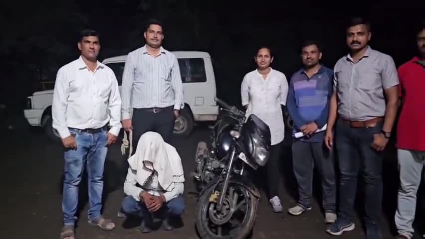 खामगाव: रावण टेकडी येथून दुचाकी चोरी, मोबाईल चोरी व वयोवृद्ध महिलेस पोलीस असल्याचे सांगून लुटणाऱ्या एकास अटक, मुद्देमाल जप्त
