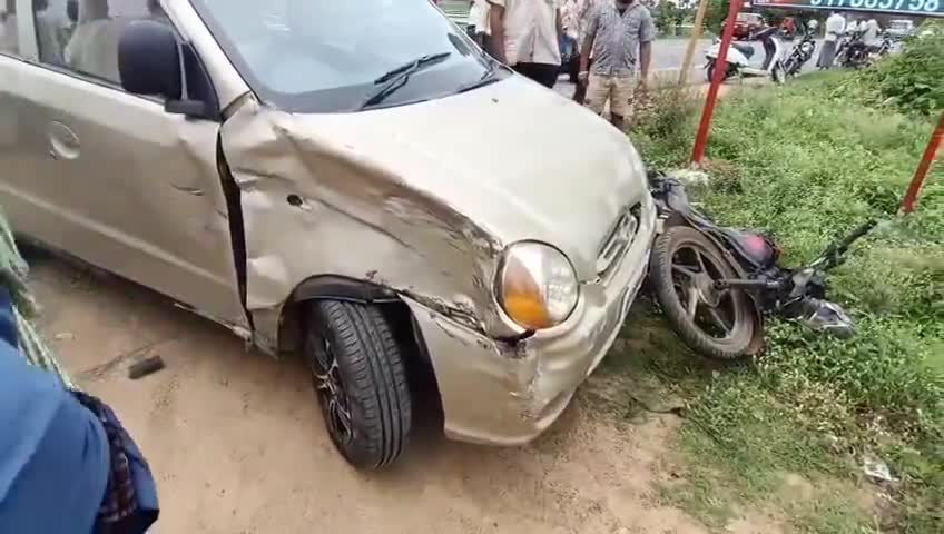 తిరువూరు పట్టణం బైపాస్ రోడ్డులో ద్విచక్ర వాహనాన్ని ఢీకొన్న కారు, ఇరువురికి తీవ్ర గాయాలు