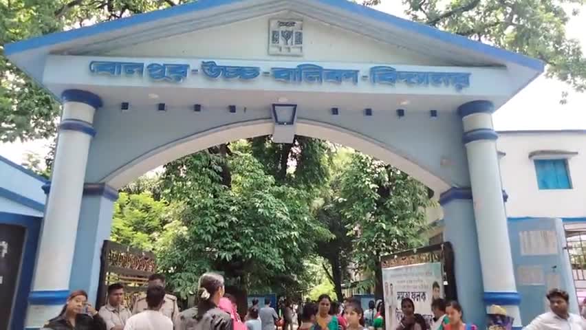 বোলপুর-শ্রীনিকেতন: বোলপুর উচ্চ বালিকা বিদ্যালয়ের শৌচালয়ে ক্লাস 9-র ছাত্রীকে র‍্যাগিং সিনিয়ারদের, বিক্ষোভ পড়ুয়া ও অভিভাবকদের