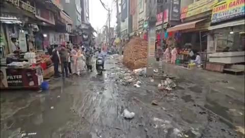 रोहतक: किला रोड पर दुकानदार और स्थानीय लोग बरसाती पानी जमा होने से परेशान #jansamasya
