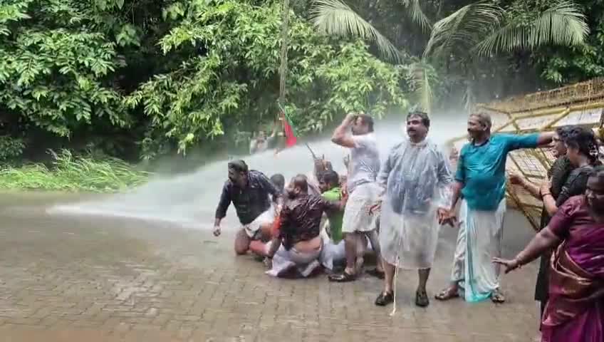 തൃശൂർ: ആരോഗ്യ മന്ത്രി രാജിവെക്കണം, തൃശൂർ മെഡിക്കൽ കോളേജിലേക്ക് ബി.ജെ.പി നടത്തിയ മാർച്ചിൽ സംഘർഷം