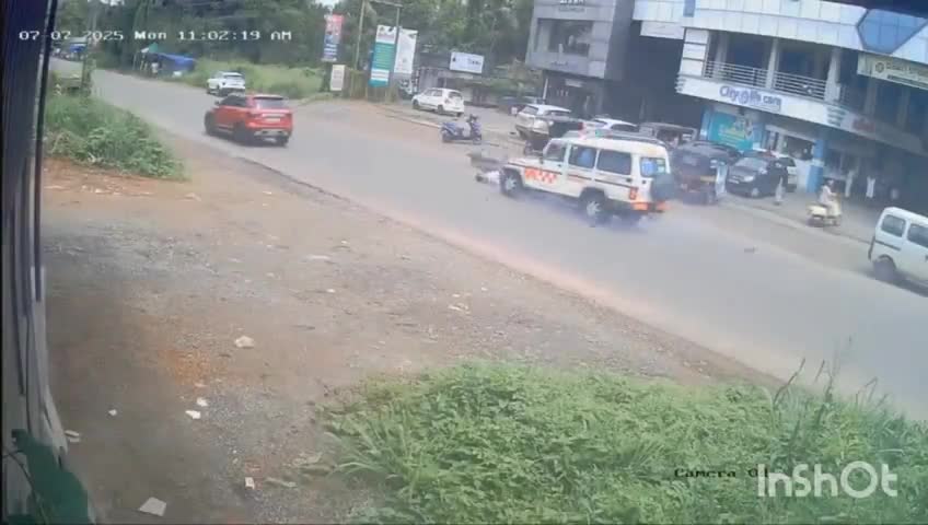 പെരിന്തല്‍മണ്ണ: പട്ടിക്കാട് ചുങ്കത്ത് ബൈക്ക് യാത്രികനെ ഇടിച്ച് തെറിപ്പിച്ച് ആംബുലൻസ്, സി.സി.ടി.വി ദൃശ്യം