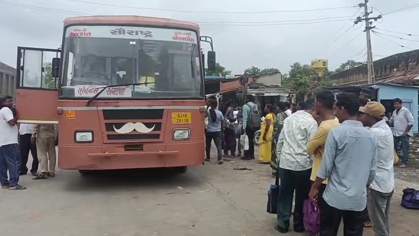 લખતર: શહેરમાં એસટી ડેપોની બસની બ્રેક ફેલ થતા મોટી ઘટના ટળી