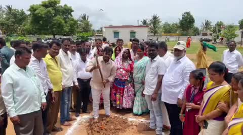 ಲಕ್ಷ್ಮೇಶ್ವರ: ಆದರಹಳ್ಳಿ ಗ್ರಾಮದಲ್ಲಿ ನೂತನ ಕೊಠಡಿ ನಿರ್ಮಾಣ ಕಾಮಗಾರಿಗೆ ಶಾಸಕ ಚಂದ್ರು ಲಮಾಣಿ ಭೂಮಿ ಪೂಜೆ