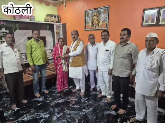 भडगाव: माजी आमदार दिलीप वाघ यांनी कोठली येथील नवनिर्वाचित सरपंच उज्वला पाटील यांना कोठली गावात दिल्या शुभेच्छा