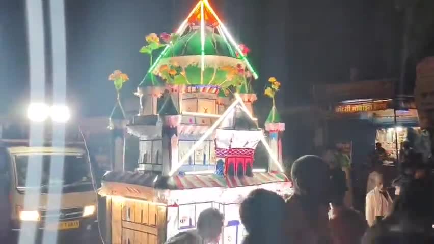 पडरौना: पड़रौना नगर में मोहर्रम का जुलूस देर रात पुलिस के चौकस पहरे के बीच शांतिपूर्वक संपन्न, युवाओं ने दिखाए हैरतअंगेज करतब