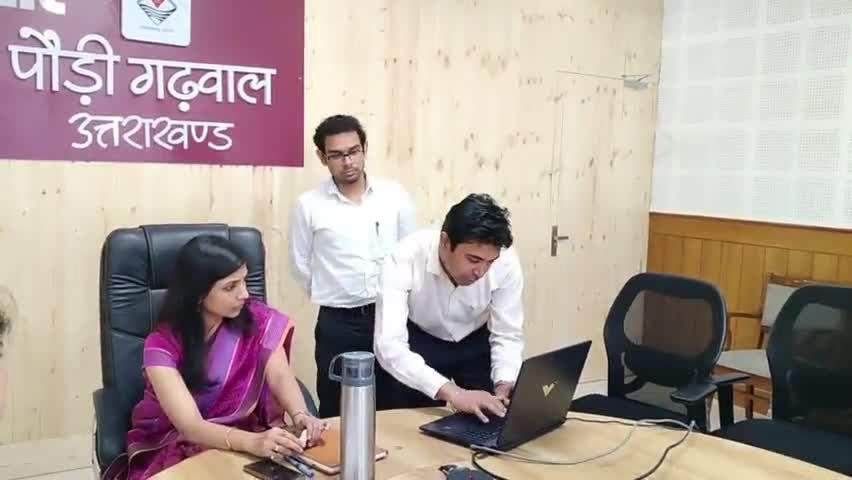 पौड़ी: NIC कक्ष में त्रिस्तरीय पंचायत चुनाव के तहत मतदान कार्मिकों का द्वितीय रेंडमाइजेशन हुआ संपन्न