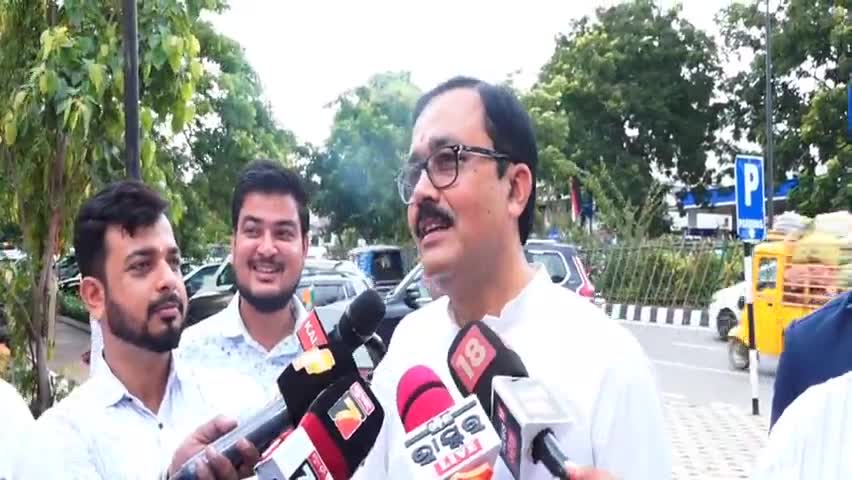 ଭୁବନେଶ୍ବର ମ୍ୟୁନିସିପାଲଟି କର୍ପୋରେସନ: ମୋ ବିରୋଧରେ ଷଡ଼ଯନ୍ତ୍ର ହୋଇଥିବା ବିଜେପି ପାର୍ଟି ଅଫିସ ନିକଟରେ ବିଧାୟକ ସନ୍ତୋଷ ଖଟୁଆ ରଖିଲେ ପ୍ରତିକ୍ରିୟା