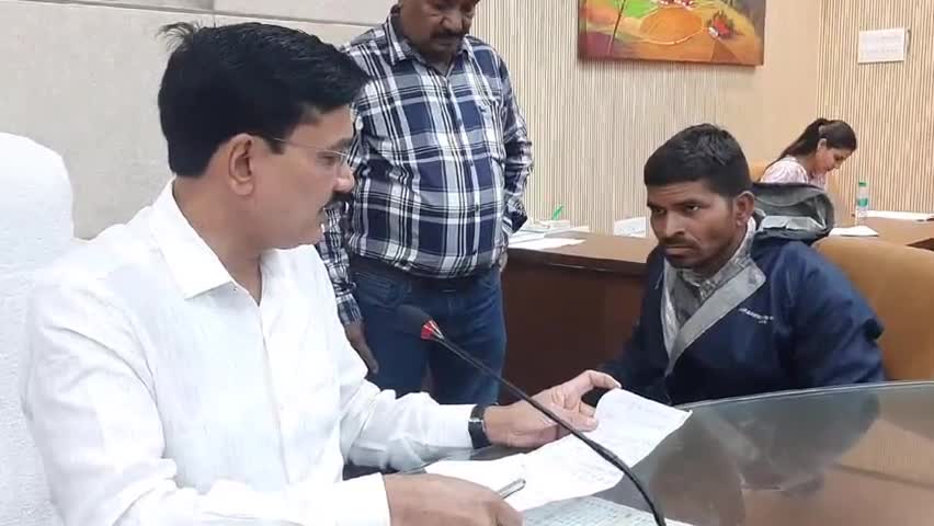 छिंदवाड़ा नगर: कलेक्टर कार्यालय के सभाकक्ष में आयोजित जनसुनवाई में कलेक्टर ने सुनी लोगों की समस्याएँ