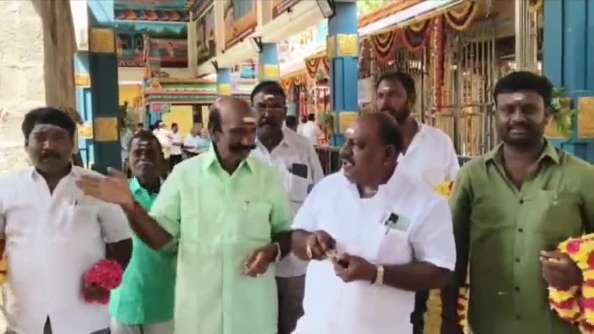 ஸ்ரீபெரும்புதூர்: வல்லக்கோட்டை முருகன் கோவிலில் அதிமுக முன்னாள் MLA வாலாஜாபாத் பா.கணேசன் சாமி தரிசனம்