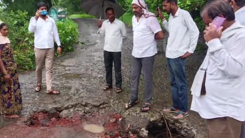 वर्धा: लोणसावळी-डोरली रस्त्यावरील दोन्ही पूल पावसात गेले वाहून; खासदार काळे यांनी पाहणी करत तात्काळ दुरुस्तीच्या दिल्या सूचना