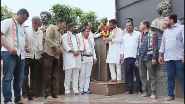 पुण्यातील महात्मा गांधी पुतळा विटंबना प्रकरणाचे शहरात पडसाद, महात्मा गांधी पुतळ्यासमोर काँग्रेसने केला तीव्र निषेध