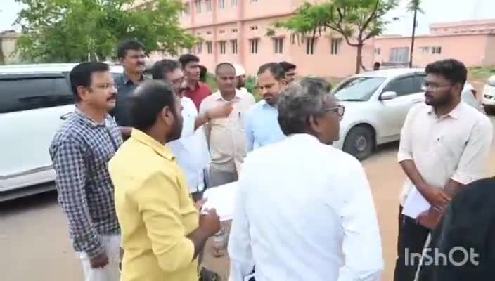భూపాలపల్లి: సుభాష్ కాలనీలో నిర్మాణంలో ఉన్న బీసీ బాలుర, బాలికల వసతి గృహాన్ని పరిశీలించిన జిల్లా కలెక్టర్  రాహుల్ శర్మ