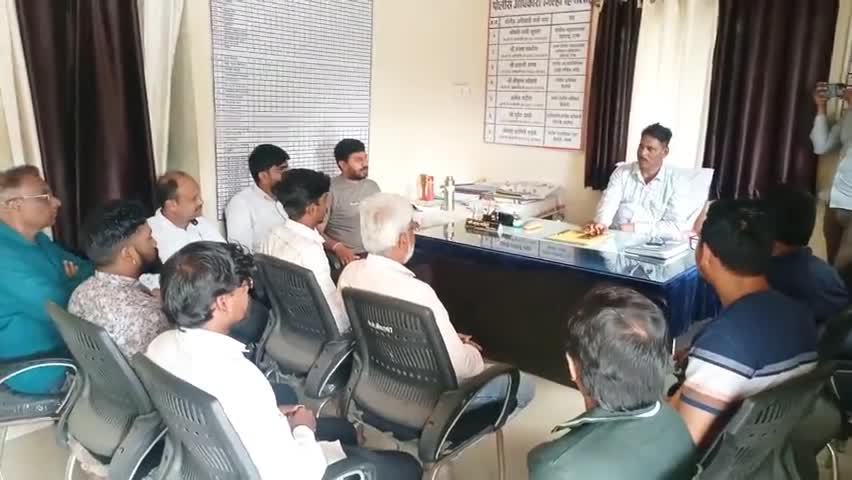 औंढा नागनाथ: पोलीस ठाण्यात पोलीस निरीक्षक जी.एस. राहिरे सराफा व्यापाऱ्यांची बैठक घेऊन सुरक्षा अनुषंगाने खबरदारीच्या दिल्या सूचना