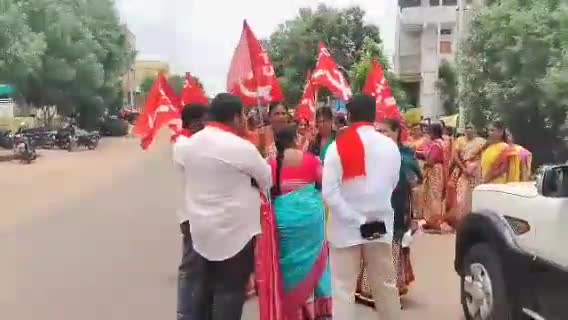 నారాయణ్​ఖేడ్: నారాయణఖేడ్‌లో సమ్మెకు వెళ్తున్న అంగన్వాడీ టీచర్లను అడ్డుకున్న CDPO, వాగ్వాదానికి దిగిన కార్మిక నాయకులు