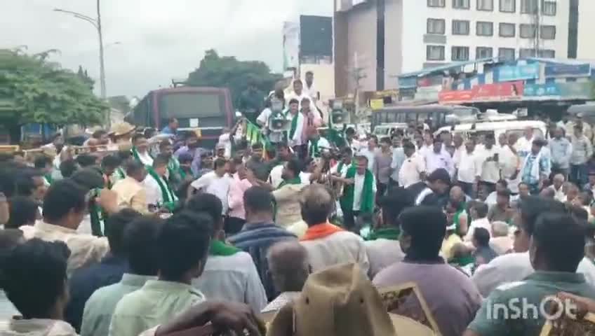 ಶಿವಮೊಗ್ಗ: ಭದ್ರಾ ಜಲಾಶಯದ ಬಳಿ ಅವೈಜ್ಞಾನಿಕ ಕಾಮಗಾರಿ ಖಂಡಿಸಿ ನಗರದಲ್ಲಿ ರೈತರಿಂದ ಪ್ರತಿಭಟನೆ