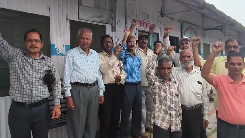 चम्पावत: सेवानिवृति रोडवेज कर्मचारी संगठन ने EPS 1995 के संबंध में चार सूत्रीय मांगों को लेकर जताया विरोध