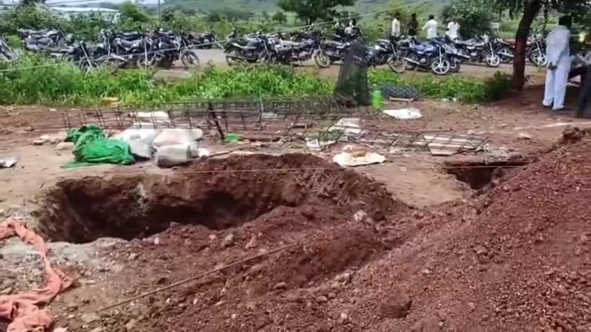 सुवासरा: सुवासरा के किशोरपुरा में ज़मीन को लेकर दो पक्षों में हुआ विवाद, तहसील कार्यालय पर किया गया प्रदर्शन