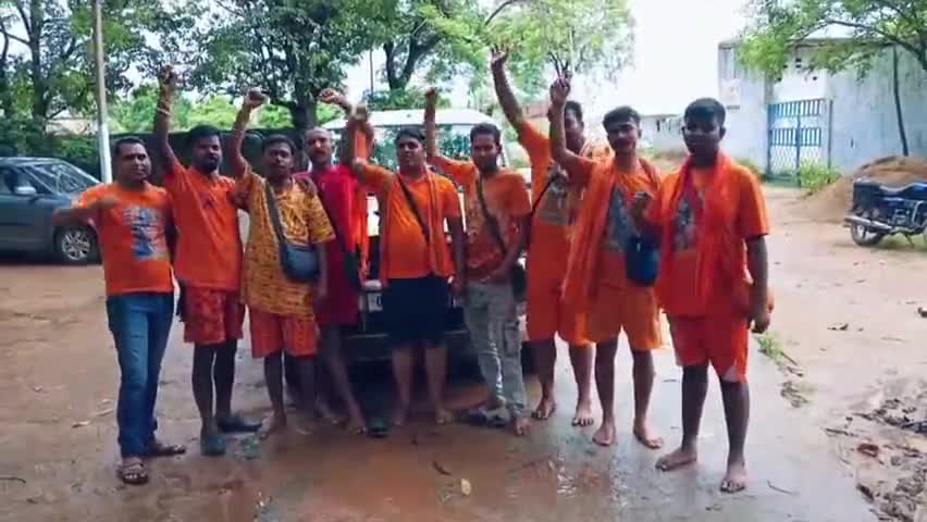 सिमडेगा: सिमडेगा से देवघर बाबा बैजनाथ के लिए कांवरियों का पहला जत्था सुल्तानगंज रवाना