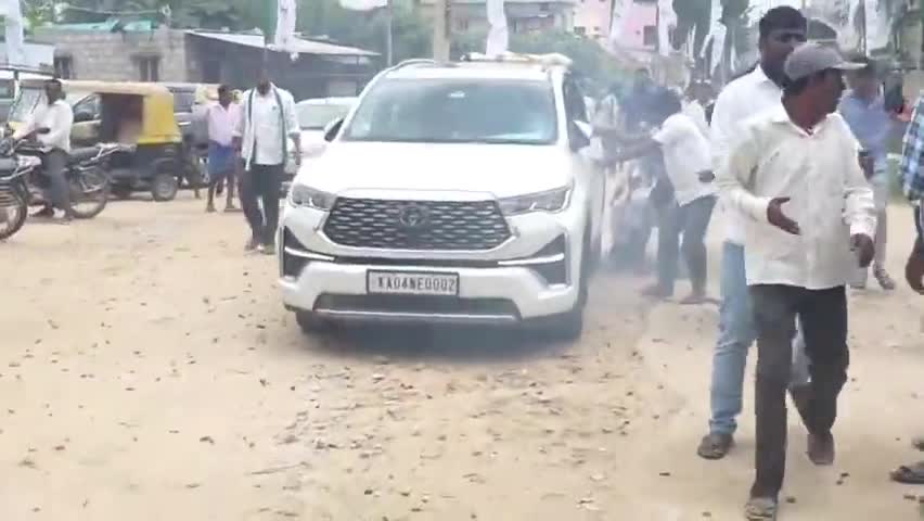 ಗೌರಿಬಿದನೂರು: ನಿಖಿಲ್ ಕುಮಾರಸ್ವಾಮಿ ಮಾತನಾಡಿಸಲು ಹೋಗಿ ಕಾರು ಕೆಳಗೆ ಬಿದ್ದ ಕಾರ್ಯಕರ್ತ, ಪಟ್ಟಣದಲ್ಲಿ ನಡೀತು ಅವಘಡ